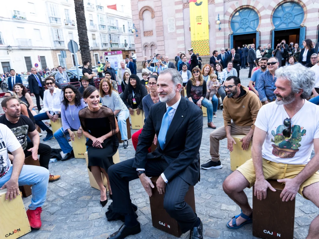 Felipe VI en el Congreso Internacional de la Lengua Española tocando el cajón en Cádiz