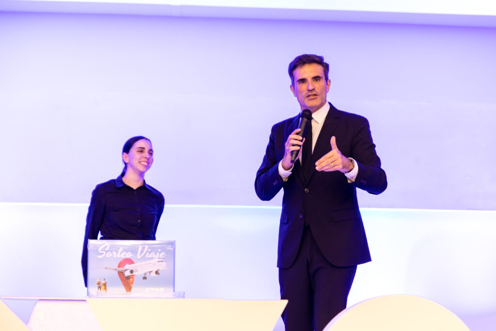 Fotos en el congreso a Luis Roderas como maestro de ceremonias en Valtari Alhaurin de la Torre